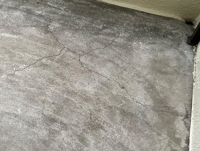 高砂市の築40年のベランダ土間のひび割れ